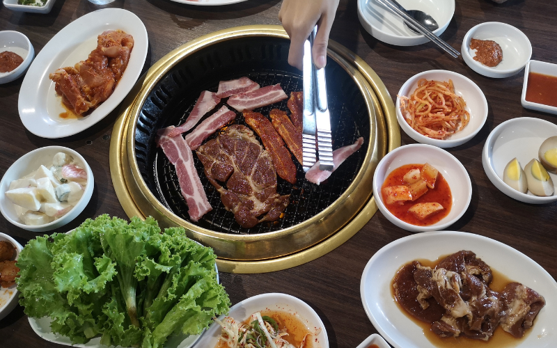 Diverse ingrediënten  op een Korean BBQ